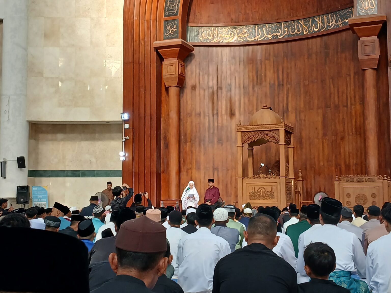 Bupati Cen Bersama Ribuan Jamaah Tunaikan Ibadah Shalat Idul Fitri di Masjid Agung Baitul Izza Natuna.