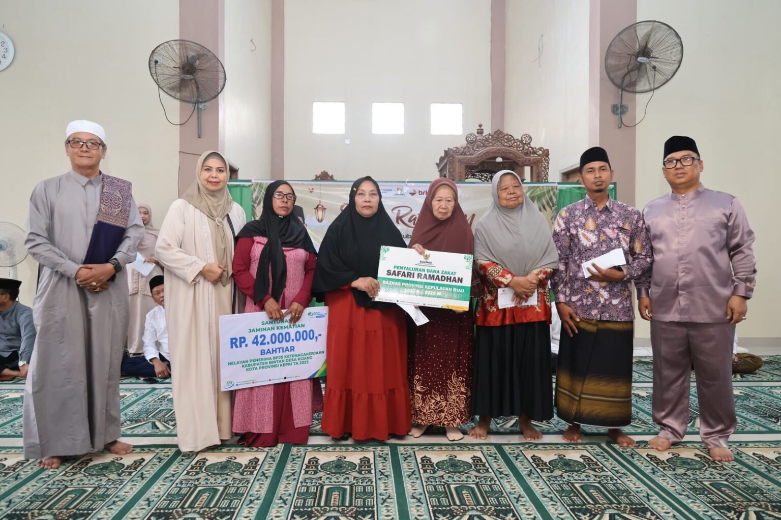 Wagub Kepri Nyanyang Haris Pratamura bersama penerima bantuan penyaluran zakat dalam kegiatan safari Ramadan di Masjid Ikhwatul Mukminin, Jalan Nusantara, Bintan Timur.