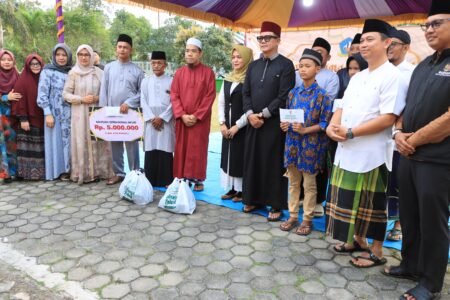 Wakil Bupati Bintan Deby Maryanti, Anggota DPRD Bintan bersama penerima bantuan