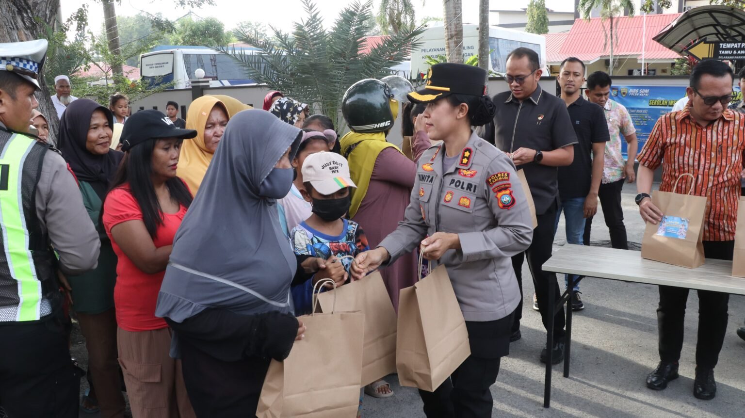 Berkah Ramadhan 1447, Polres Karimun Bagikan Ratusan Takjil ke Masyarakat