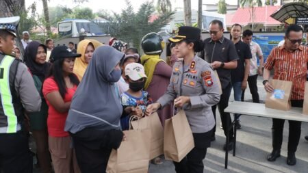 Berkah Ramadhan 1447, Polres Karimun Bagikan Ratusan Takjil ke Masyarakat
