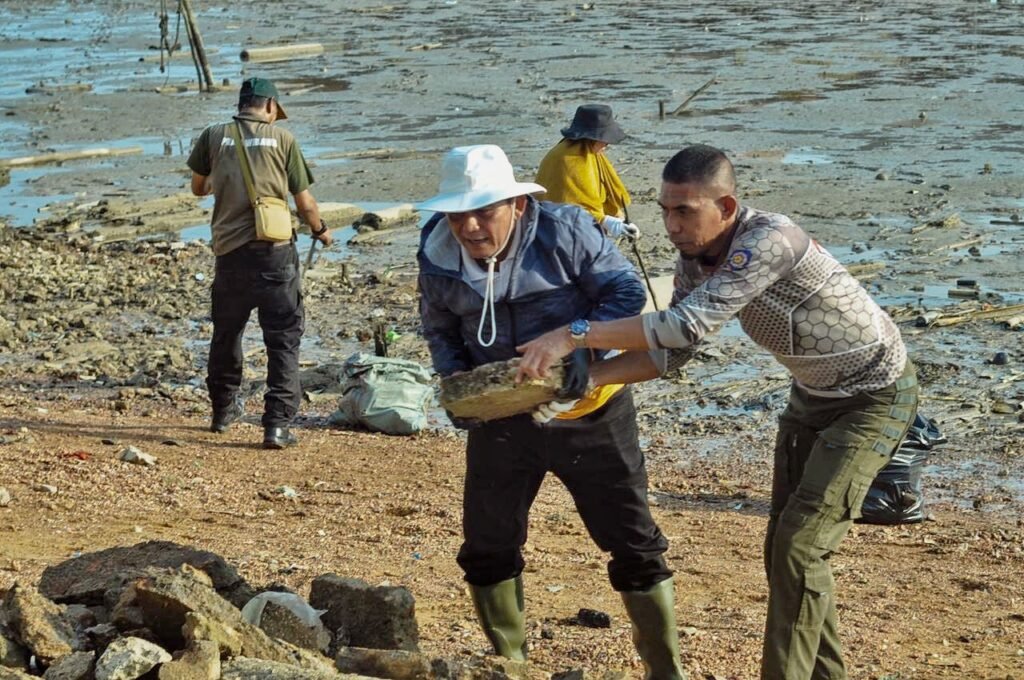 Ngabuburit Sambil Goro, Ansar Pimpin Aksi Bersih Laut di Pulau Penyengat Gubernur Kepri Ansar Ahmad memimpin gotong royong di kawasan pesisir Pulau Penyengat, Minggu (1/2)