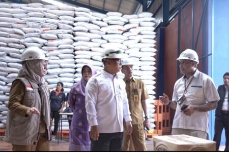 Wagub Nyanyang berdialog dengan Kepala Cabang Bulog Batam, Guido XL Pereira.
