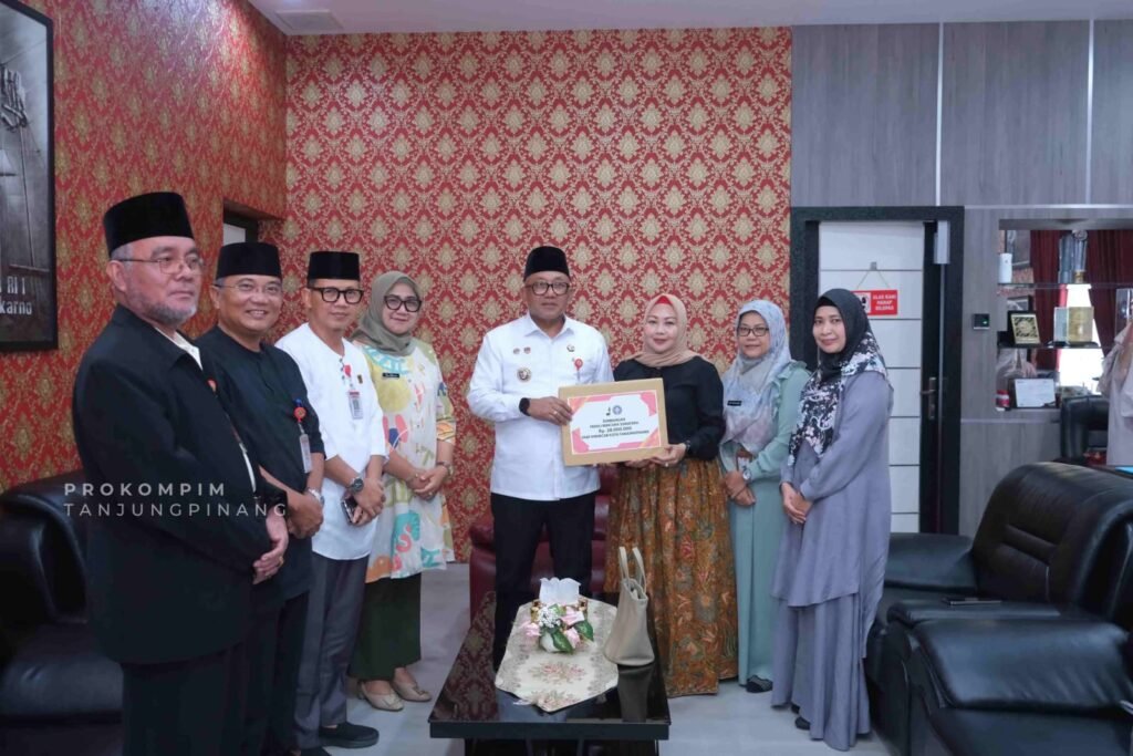 Walikota Tanjunpinang Lis Darmansyah menerima hasil penggalangan dana korban bencana di Sumatera melalui Pemko Tanjungpinang
