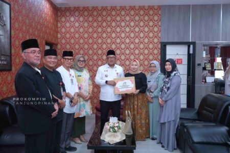 Walikota Tanjunpinang Lis Darmansyah menerima hasil penggalangan dana korban bencana di Sumatera melalui Pemko Tanjungpinang