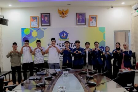Bupati Bintan Roby Kurniawan bersama DEMA STAIN SAR Kepri