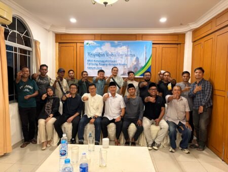 Kepala Cabang BPJS Ketenagakerjaan Tanjungpinang, Iwan Kurniawan didampingi para stafnya foto bersama dengan para awak media usai buka bersama di Restoran Sei Enam, Tanjungpinang, Rabu (04/03/2026)