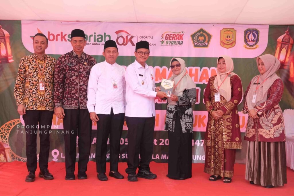 Wakil Wali Kota Tanjungpinang Raja Ariza membuka kegiatan Gebyar Ramadhan Keuangan Syariah di Lapangan MAN, Tanjungpinang