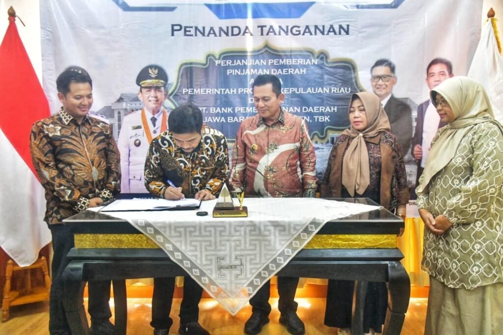 Gubernur Kepri Ansar Ahmad menyaksikan penandatanganan perjanjian kerjasama pemberian pinjaman daerah dari Bank BJB di Ruang VIP Pelabuhan Telaga Punggur, Batam.
