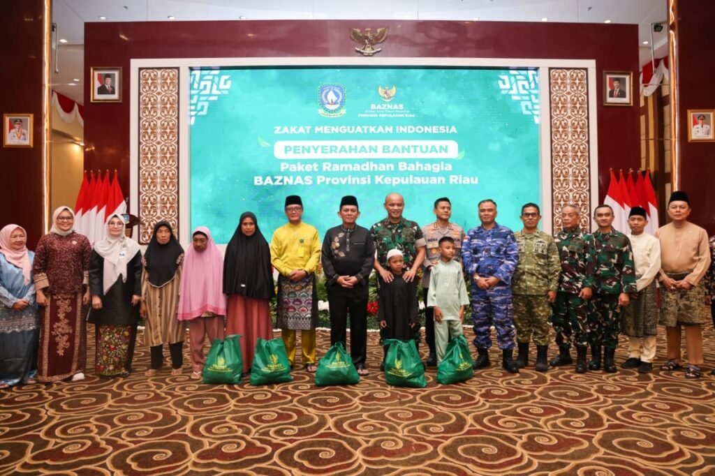 Gubernur Kepri Ansar Ahmad bersama Forkopimda dan penerima zakat saat menghadiri kegiatan layanan pembayaran zakat