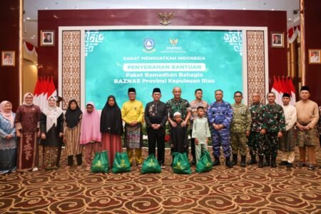 Gubernur Kepri Ansar Ahmad bersama Forkopimda dan penerima zakat saat menghadiri kegiatan layanan pembayaran zakat