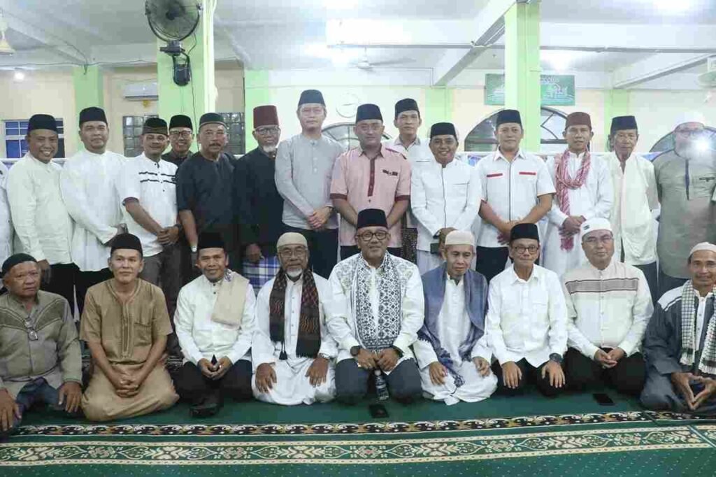 Wali Kota Tanjunpinang Lis Darmansyah dan Wakil Wali Kota Raja Ariza Safari Ramadan bertepatan peringatan Nuzulul Qur'an di Masjid Ar Rahim Teluk Keriting, Jumat (6/3).