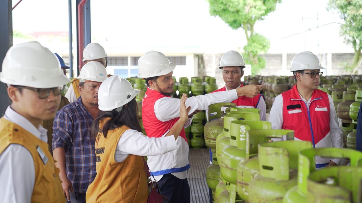 Pertamina Patra Niaga Regional Sumbagut bersama BSML Wilayah I, Dinas Koperasi UMKM dan Perdagangan Kota Medan, serta dinas terkait melakukan pengecekan terhadap takaran dan ukuran bahan bakar minyak (BBM) serta pengisian LPG di wilayah Sumatera Utara, Minggu (08/03/2026).