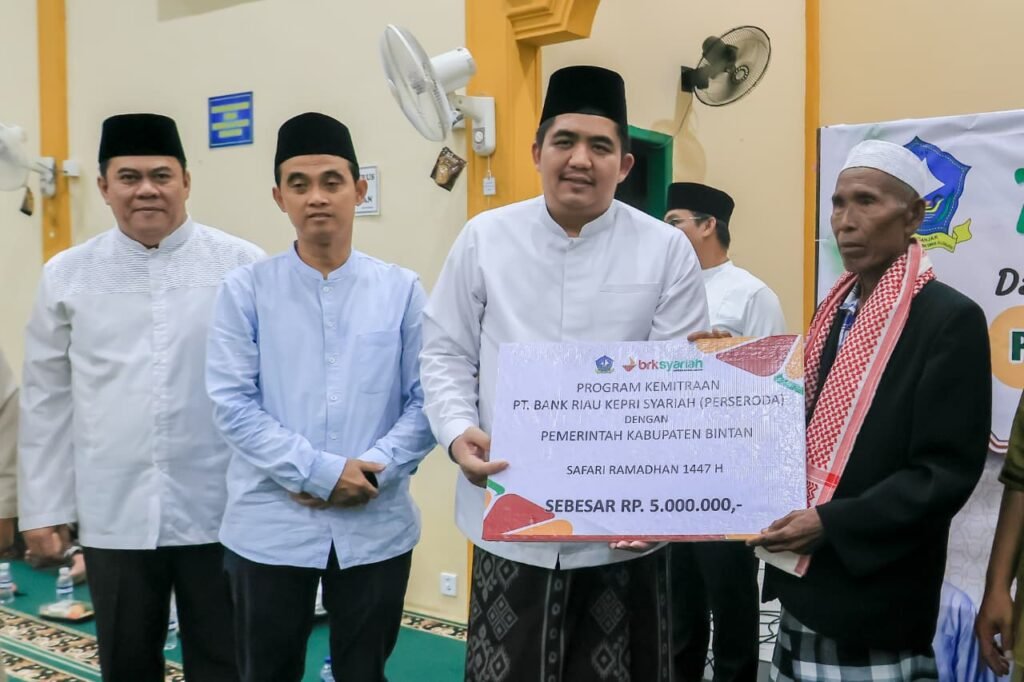Bupati Bintan Roby Kurniawan menyerahkan bantuan kepada masyarakat