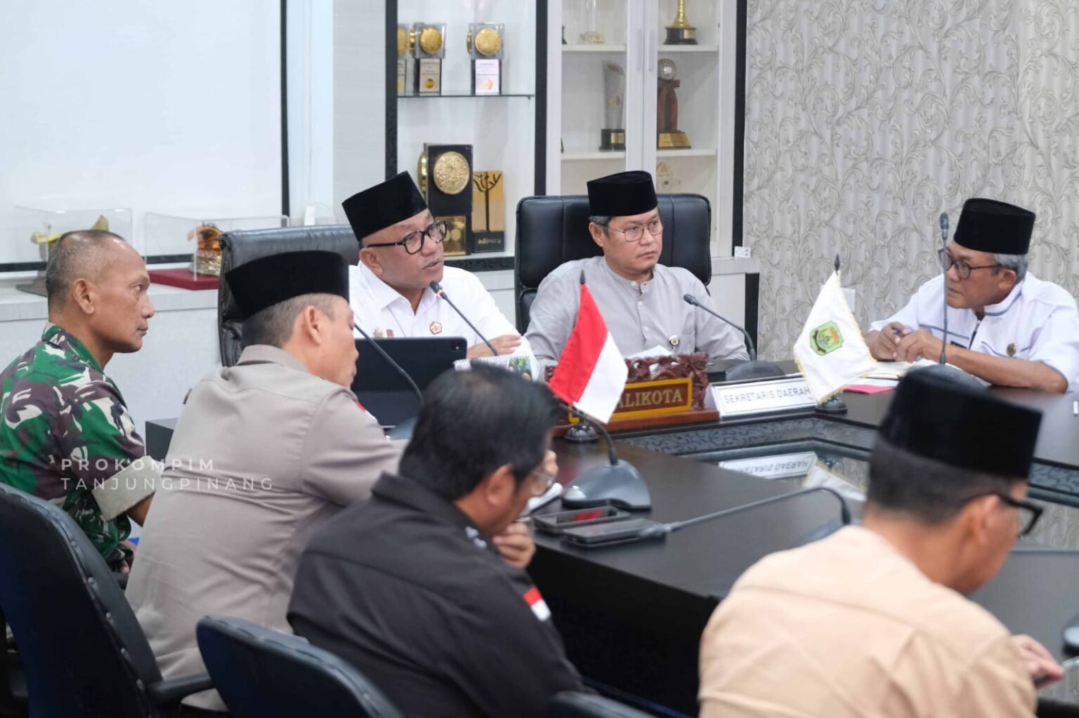 Wali Kota Tanjungpinang, Lis Darmansyah memimpin rapat koordinasi Percepatan Pertumbuhan Ekonom di ruang rapat Engku Putri Raja Hamidah, Kantor Wali Kota, Selasa (10/3).