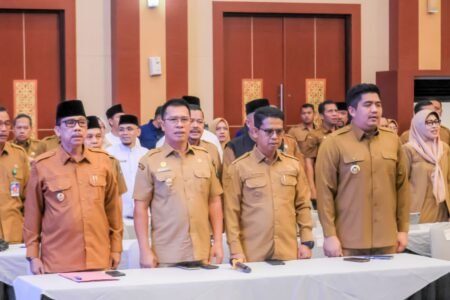 Bupati Bintan Roby Kurniawan saat mengikuti rakor Pengendalian Inflasi Daerah di Aula Wan Seri Beni, Dompak.