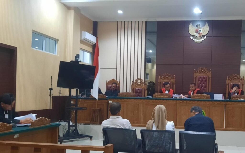 Dissenting Opinion Warnai Putusan Kasus PNBP BP Batam, Satu Hakim Nilai Terdakwa Lisa Yulia, Ahmad Jauhari, Suyono Seharusnya Bebas Demi Hukum dalam sidang di Pengadilan Tipikor pada PN Tanjungpinang, Kamis (12/03/2026)