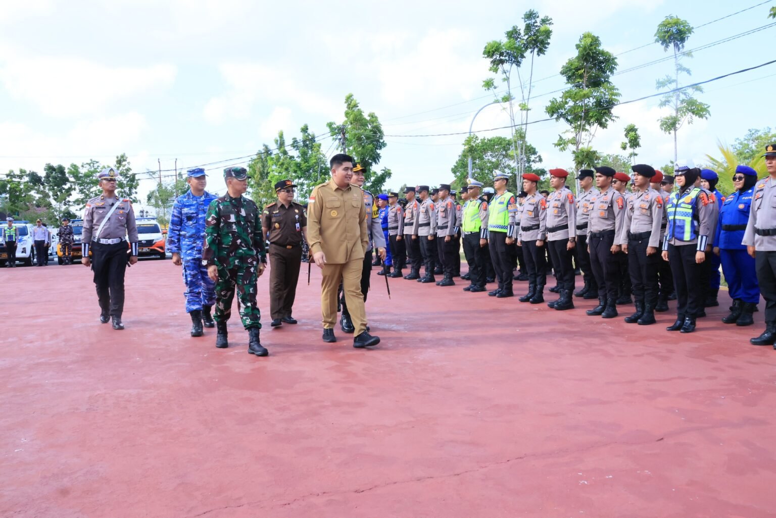 Bupati Bintan Roby Kurniawan saat memimpin apel gelar Pasukan Ops Ketupat Seligi 2026