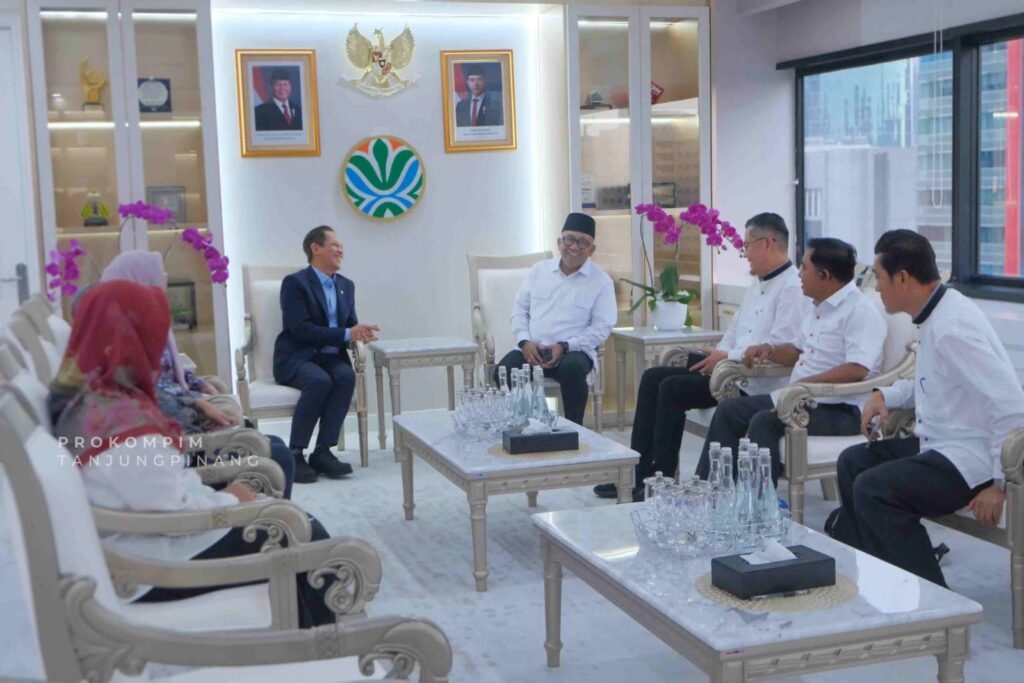 Walikota Tanjunpinang Lis Darmansyah bersama jajaran menemui Menteri Lingkungan Hidup, Dr. Hanif Faisol Nurofiq di kantor Kementerian Lingkungan Hidup, Jakarta, Kamis (12/3).