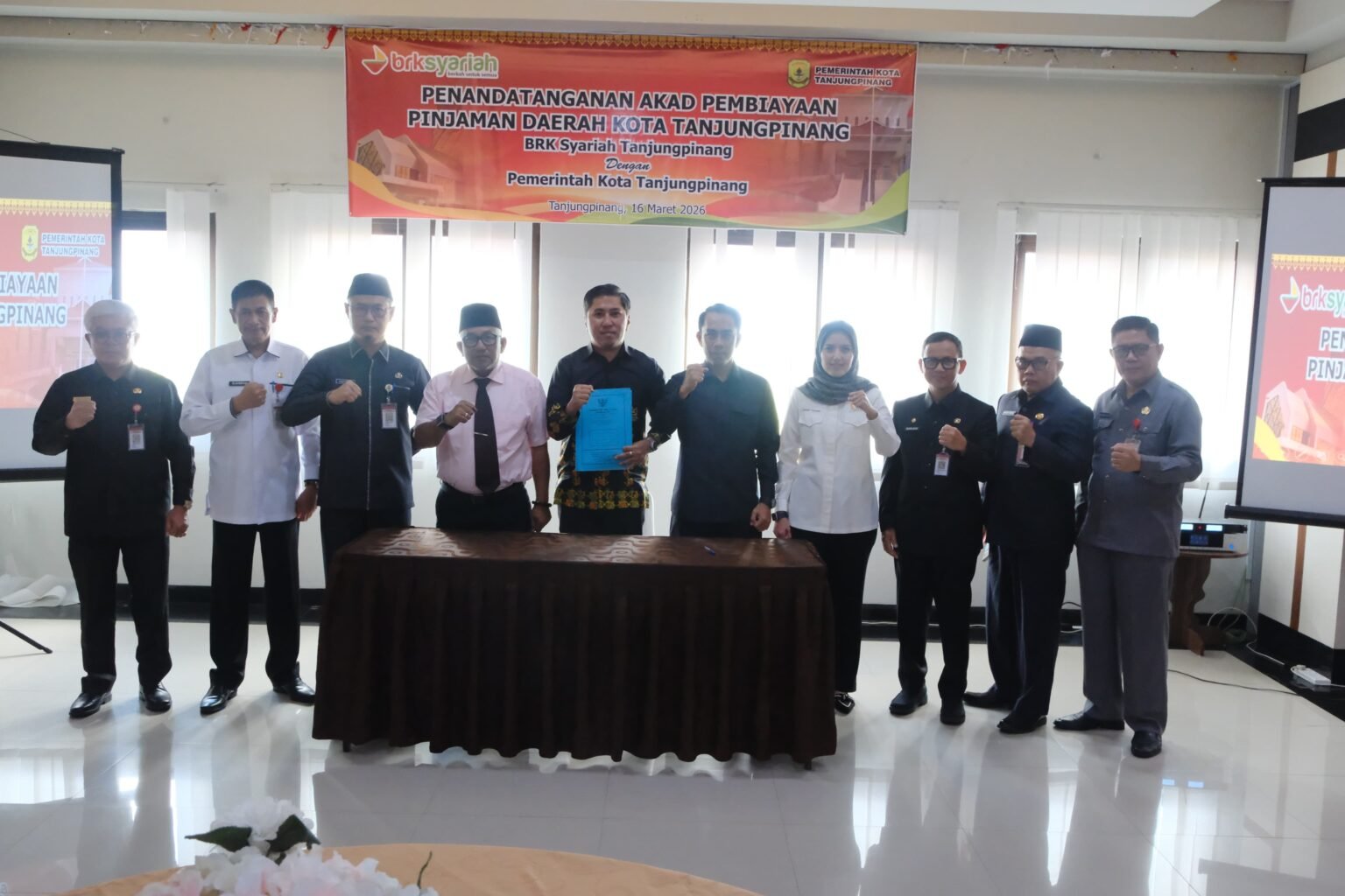 Wali Kota Tanjungpinang Lis Darmansyah dan jajaran bersama Branch Manager BRK Syariah Baharudin saat penandatanganan kesepakatan bersama pinjaman di Hotel CK Tanjungpinang.