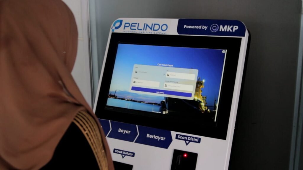 Pelabuhan SBP Tanjungpinang Semakin Permudah Beli Tiket Kapal, Cukup Lewat HP Pihak operator PT MKP saat mengaplot data pembelian tiket melalui sistem e-ticketing