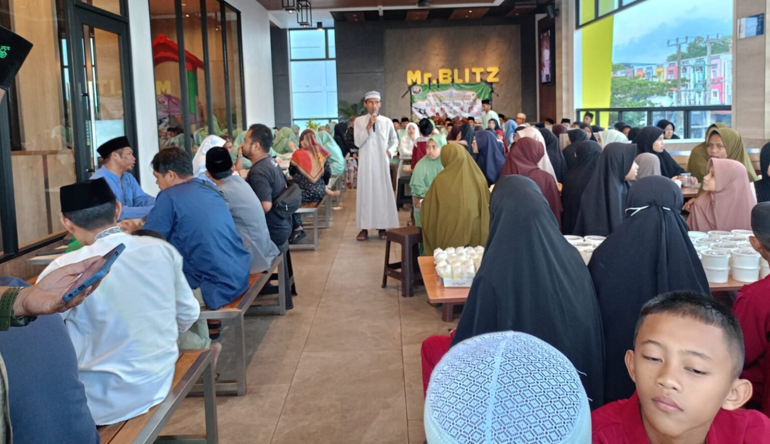 Majestic Koi Farm menggelar buka puasa bersama 128 anak panti asuhan di Kota Tanjungpinang, berlangsung di restoran cepat saji, Mr Blitz Tanjungpinang, Senin (16/03/2026).