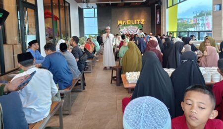 Majestic Koi Farm menggelar buka puasa bersama 128 anak panti asuhan di Kota Tanjungpinang, berlangsung di restoran cepat saji, Mr Blitz Tanjungpinang, Senin (16/03/2026).