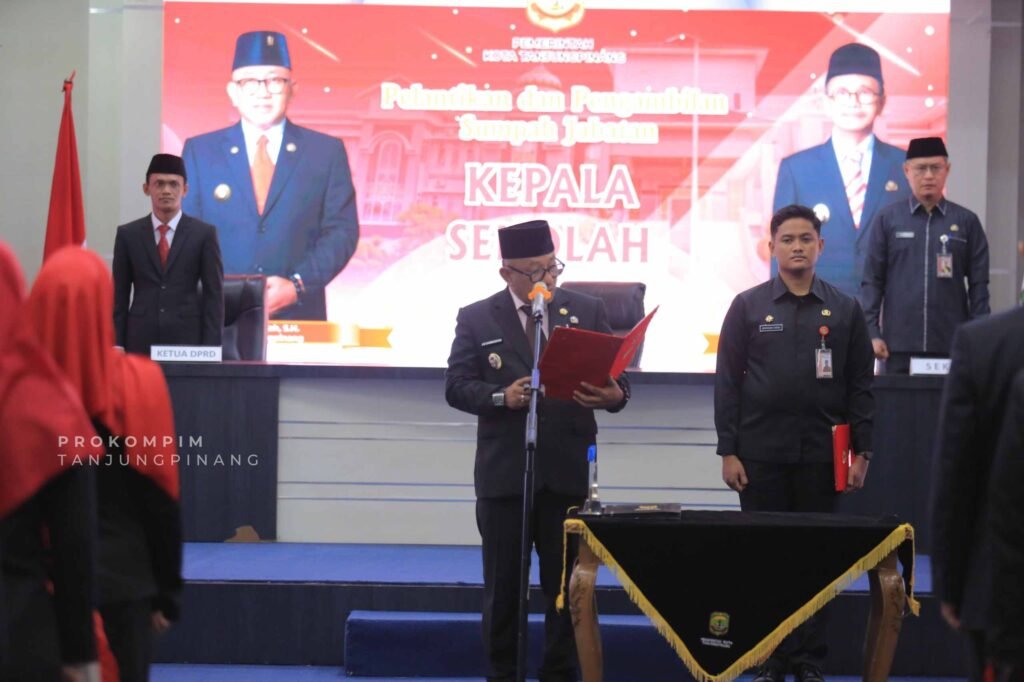 Walikota Tanjunpinang Lis Darmansyah saat melantik 53 Kepala Sekolah SD dan SMP