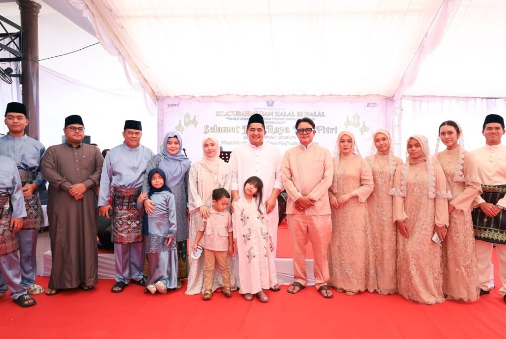 Bupati Bintan Roby Kurniawan bersama Wakil Bupati Bintan Deby Maryanti saat menggelar open house di kediaman Wabub Bintan