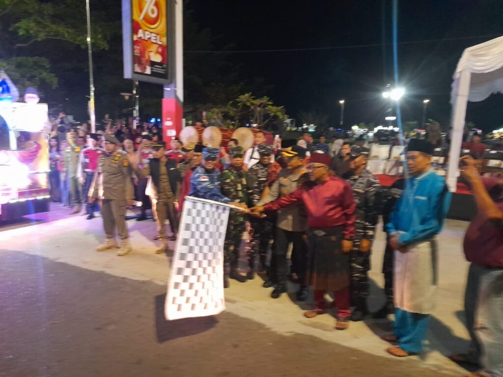 Walikota Tanjunpinang Lis Darmansyah saat melepas pawai takbir