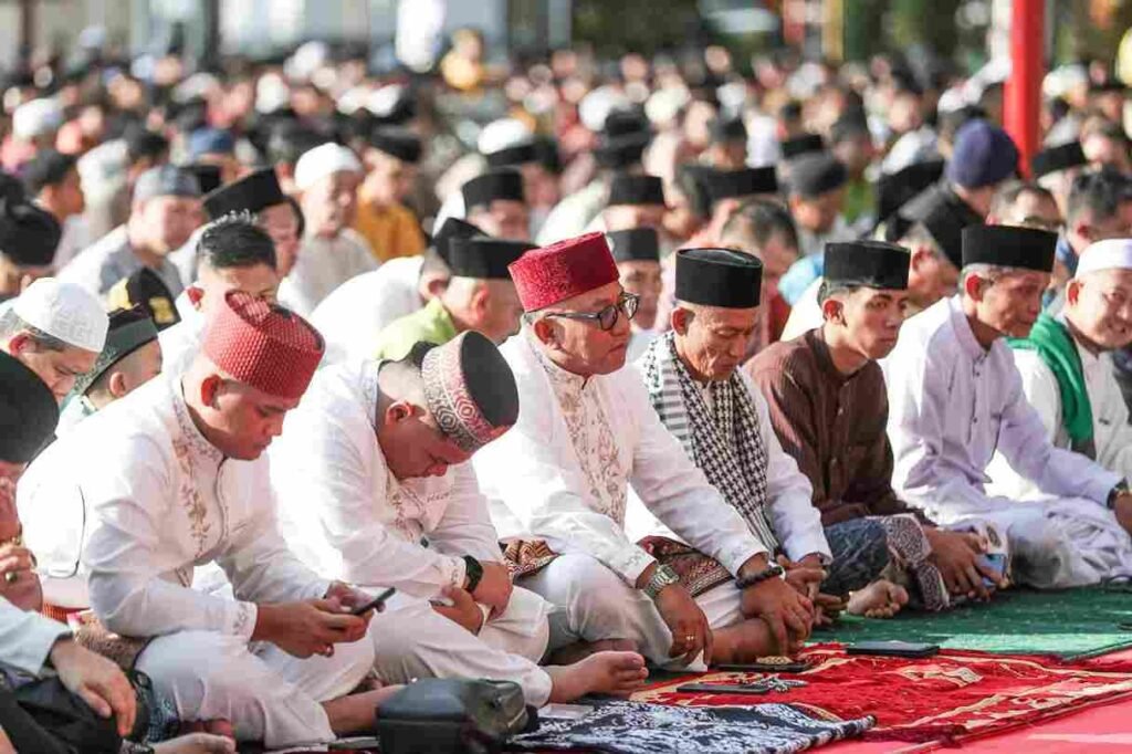 Walikota Tanjunpinang Lis Darmansyah saat mengikuti sholat Ied Di lapangan Pamedan