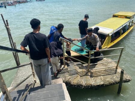 Personil Polsek Tanjungpinag Kota, saat melakukan pengamanan aktivitas penyeberangan di pelantar Penyengat, Senin (23/03/2026)