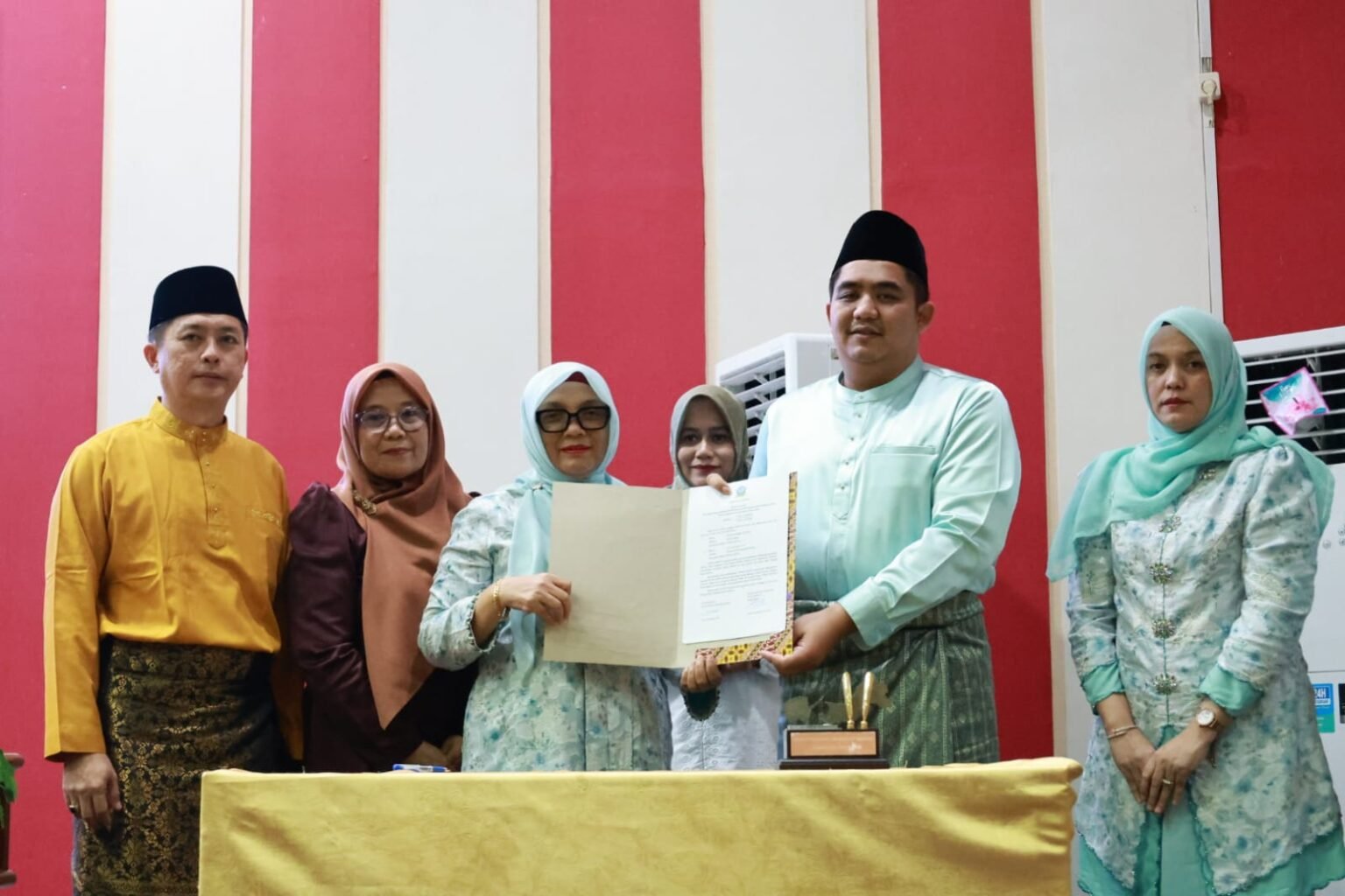 Bupati Bintan Roby Kurniawan didampingi Wakil Bupati Deby Maryanti menyerahkan LKPJ 2025 kepada Ketua DPRD Bintan Fiven Sumanti dalam paripurna