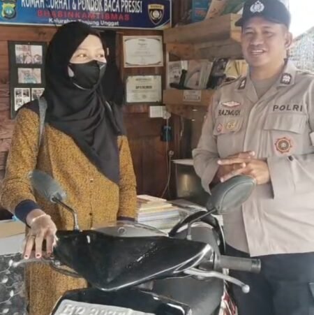 Bhabinkamtibmas Tanjungungat Polsek Bukit Bestari Aiptu Razmudi Bersama Warga Tanjung Unggat, Selasa (31/03/2026)