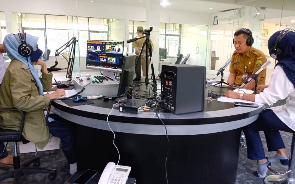 Sekda Tanjungpinang Zulhidayat saat dialog di RRI