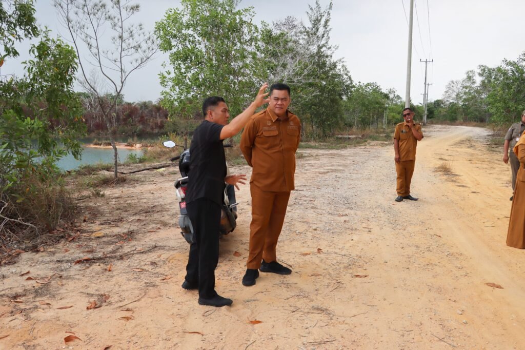 Sekda Bintan Ronny Kartika saat menunjau lokasi yang akan dibangun sumur bor