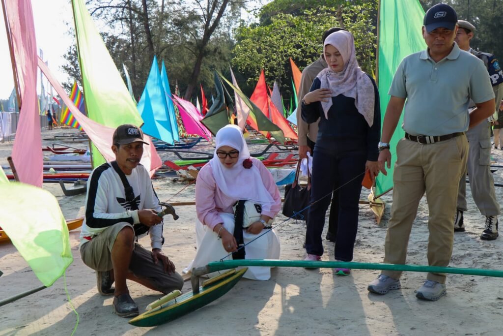 Wakil Bupati Bintan Deby Maryanti saat menyaksikan salah satu peseta perahu jong race