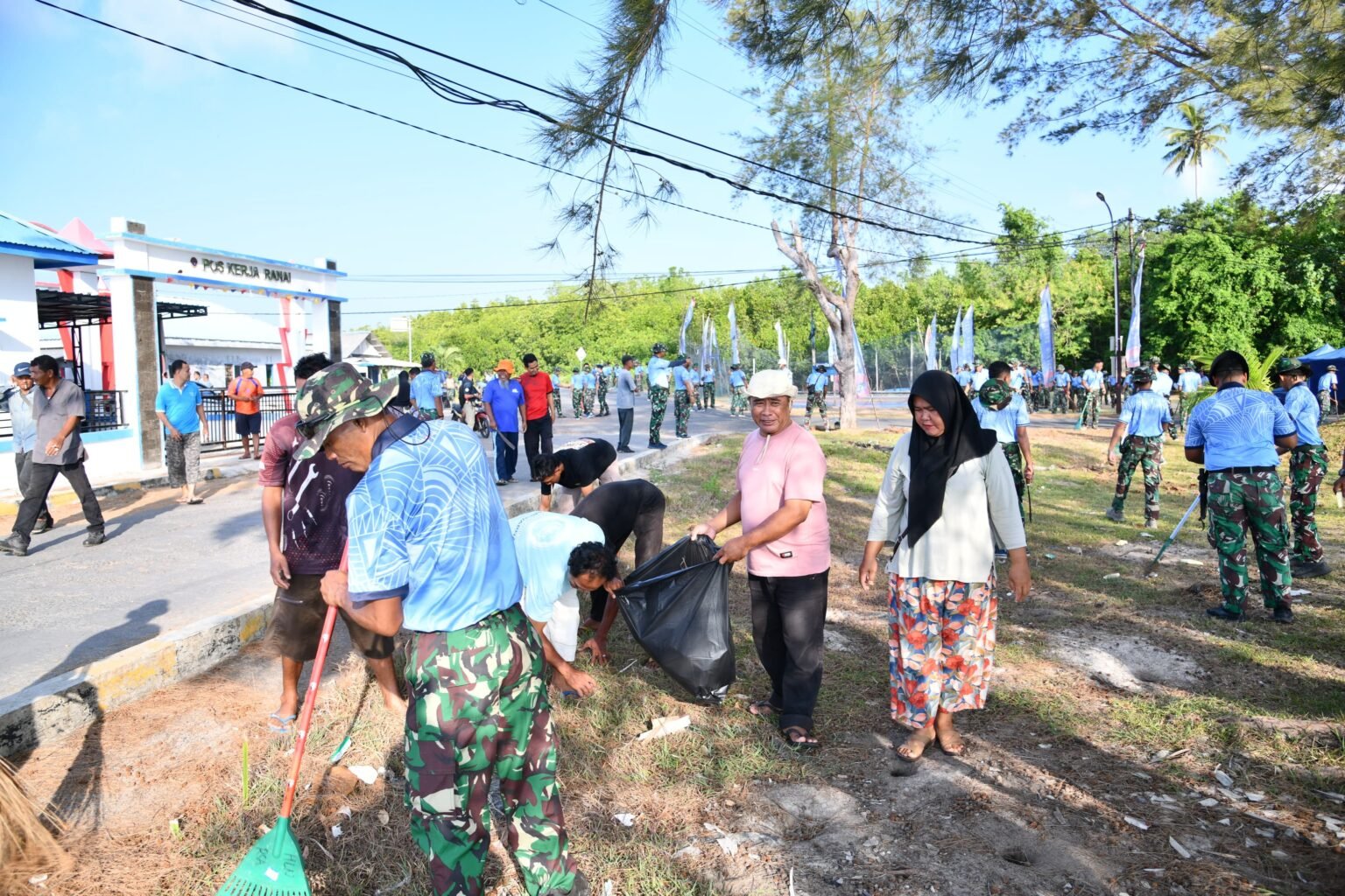 Lanud RSA Natuna Gotong Royong Bersih Pantai dan Jalan Bersama Warga Penagi.
