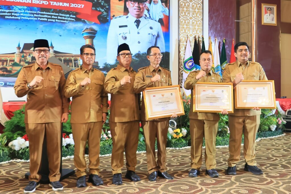 Bupati Bintan Roby Kurniawan saat menerima penghargaan dalam saat menghadiri Musrenbang tingkat Provinsi Kepri
