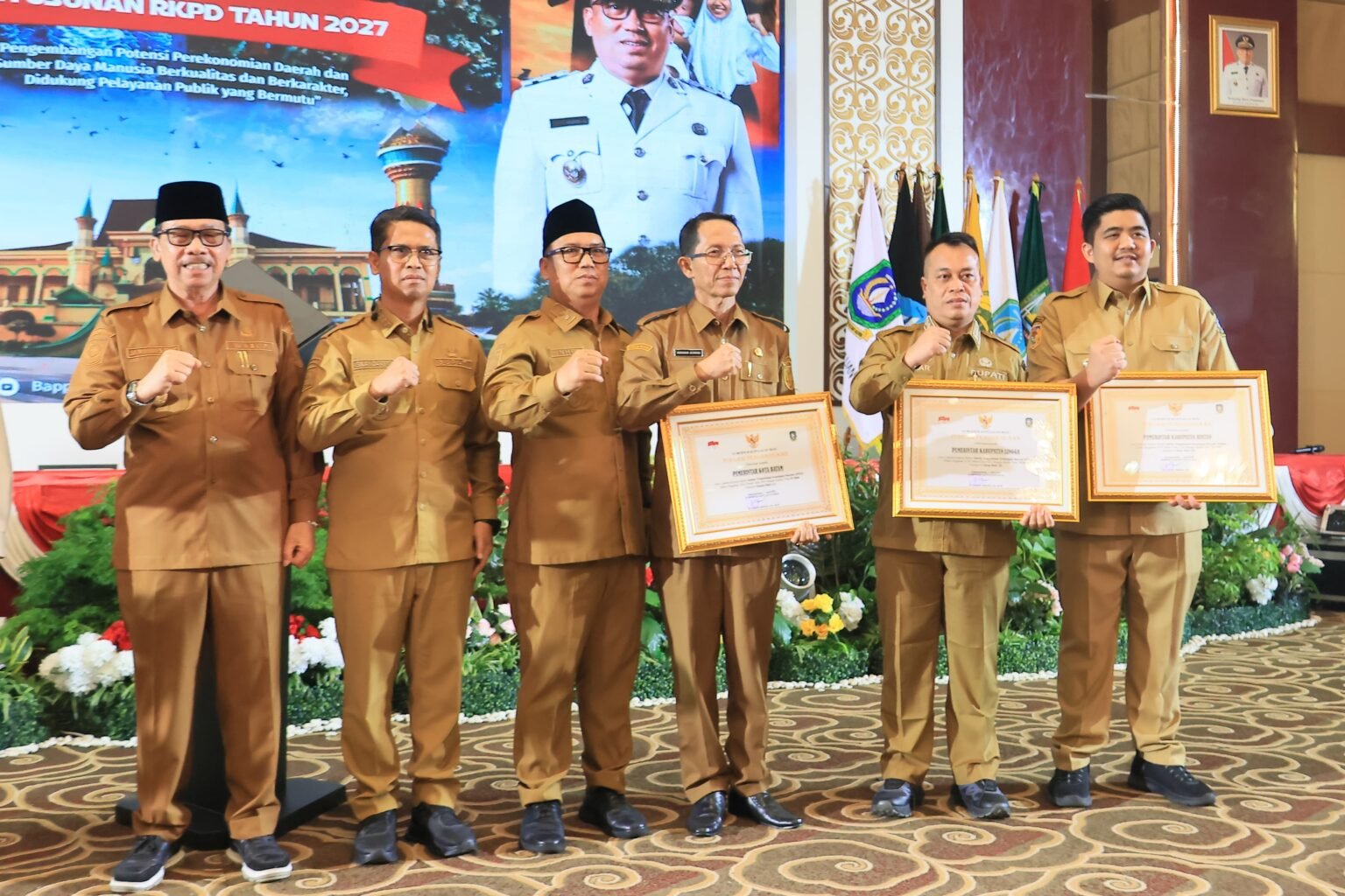 Hadiri Musrenbang Kepri, Riby Siap Sinkronkan Program Pembangunan Bupati Bintan Roby Kurniawan saat menerima penghargaan dalam saat menghadiri Musrenbang tingkat Provinsi Kepri