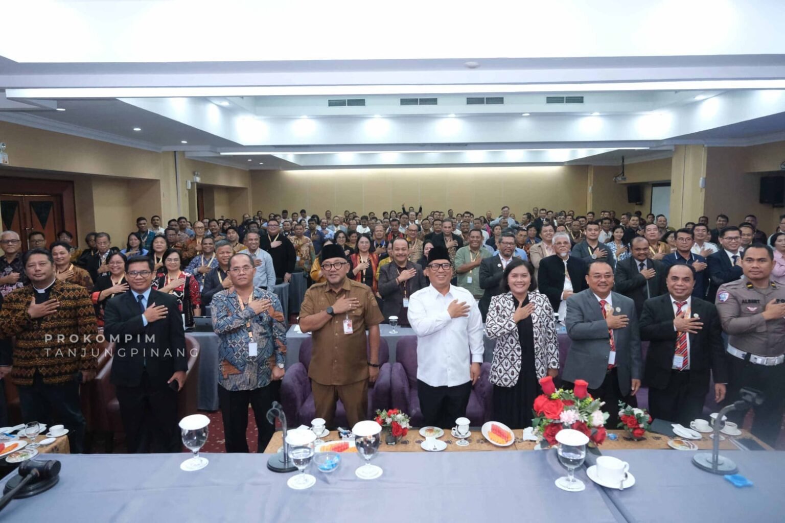 Walikota Tanjunpinang Lis Darmansyah bersama Wakil Gubernur Kepri Nyanyang Haris Pratamura saat pembukaan sidang Wilayah PGI Kepri