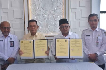 Gubernur Kepri Ansar Ahmad dan Walikota Tanjungpinang Lis Darmansyah tandatangani serah terima aset daerah