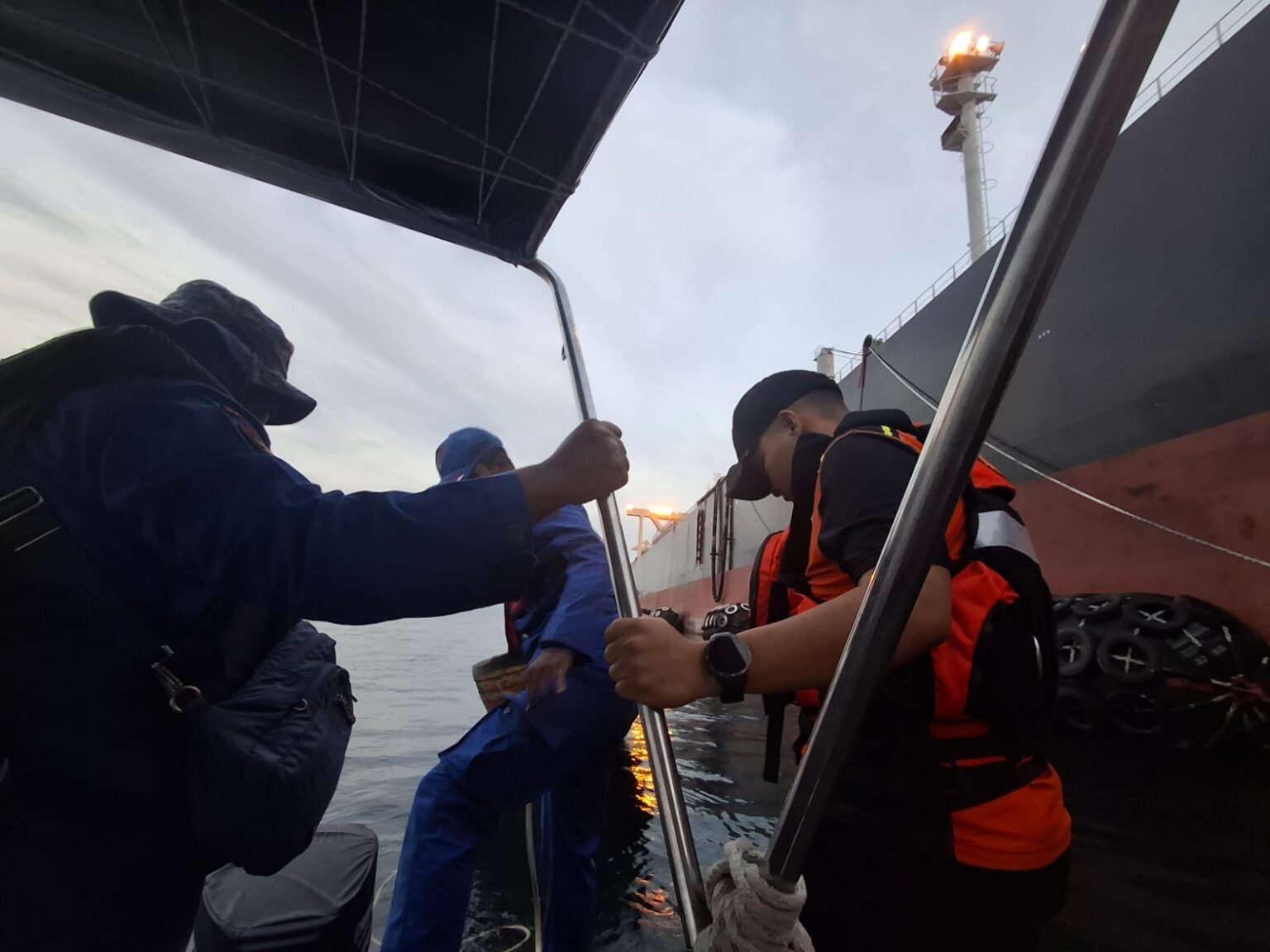 Dua Nelayan Karimun Hanyut ke Malaysia, Berhasil Diselamatkan Tim SAR