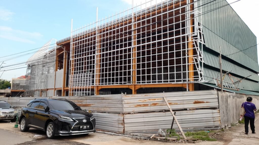 Pembangunan Gedung di Kawasan Perumahan Aku Tahu Sei Panas Tanpa Plang Proyek Disorot