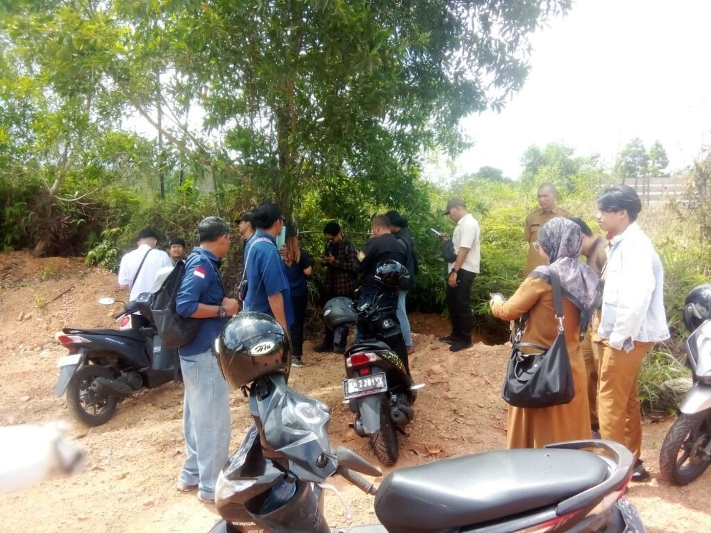 Pihak Dinas terkait saat melakukan sidak ke lahan penimbunan di Dompak, Tanjungpinang, Provinsi Kepulauan Riau, Senin (13/04/2026
