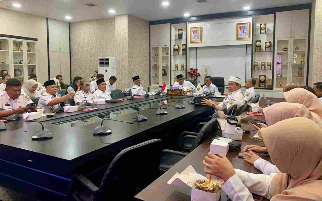Data Penduduk Belum Sinkron, Lis Minta Pembaruan Menyeluruh Walikota Tanjungpinang Lis Darmansyah saat memimpin rakor bersama Camat dan Lurah di Ruang Rapat Engku Putri Raja Hamidah, Kantor Wali Kota, Rabu (15/4).