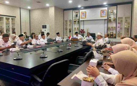 Walikota Tanjungpinang Lis Darmansyah saat memimpin rakor bersama Camat dan Lurah di Ruang Rapat Engku Putri Raja Hamidah, Kantor Wali Kota, Rabu (15/4).