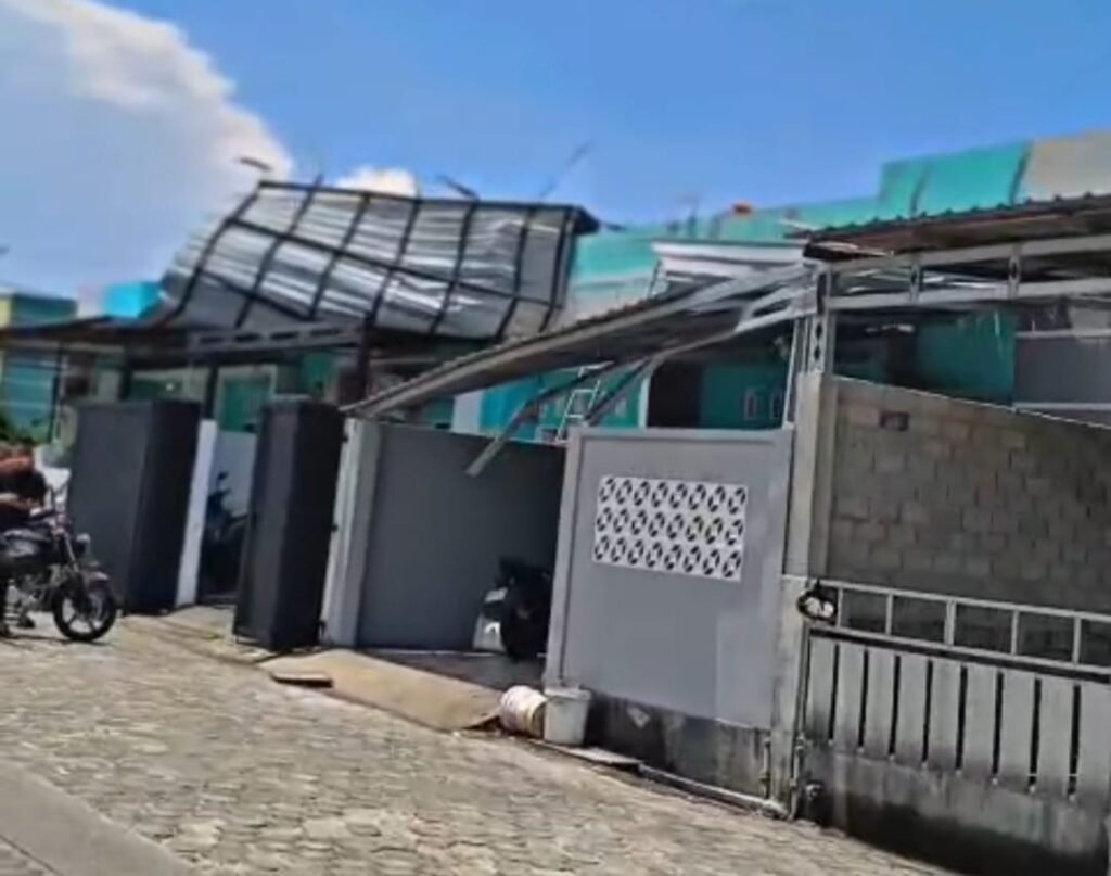 Angin Puting Beliung Terjang Perumahan Gladiola Karimun, 11 Rumah Rusak Parah
