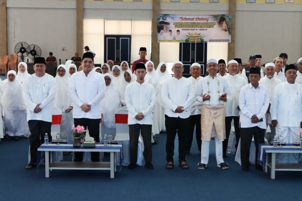 Bupati Bintan Roby Kurniawan saat melepas JCH asal Kabupaten Bintan