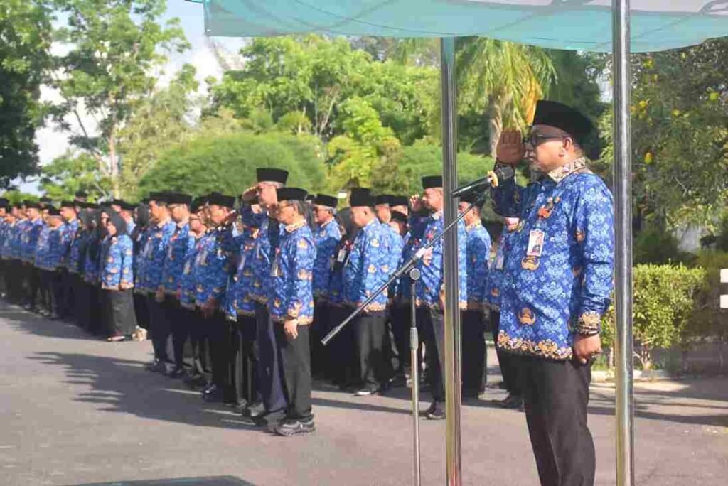 Walikota Tanjunpinang Lis Darmansyah saat memimpin Upacara Bendera Hari Kesadaran Nasional di halaman Kantor Wali Kota Tanjungpinang.